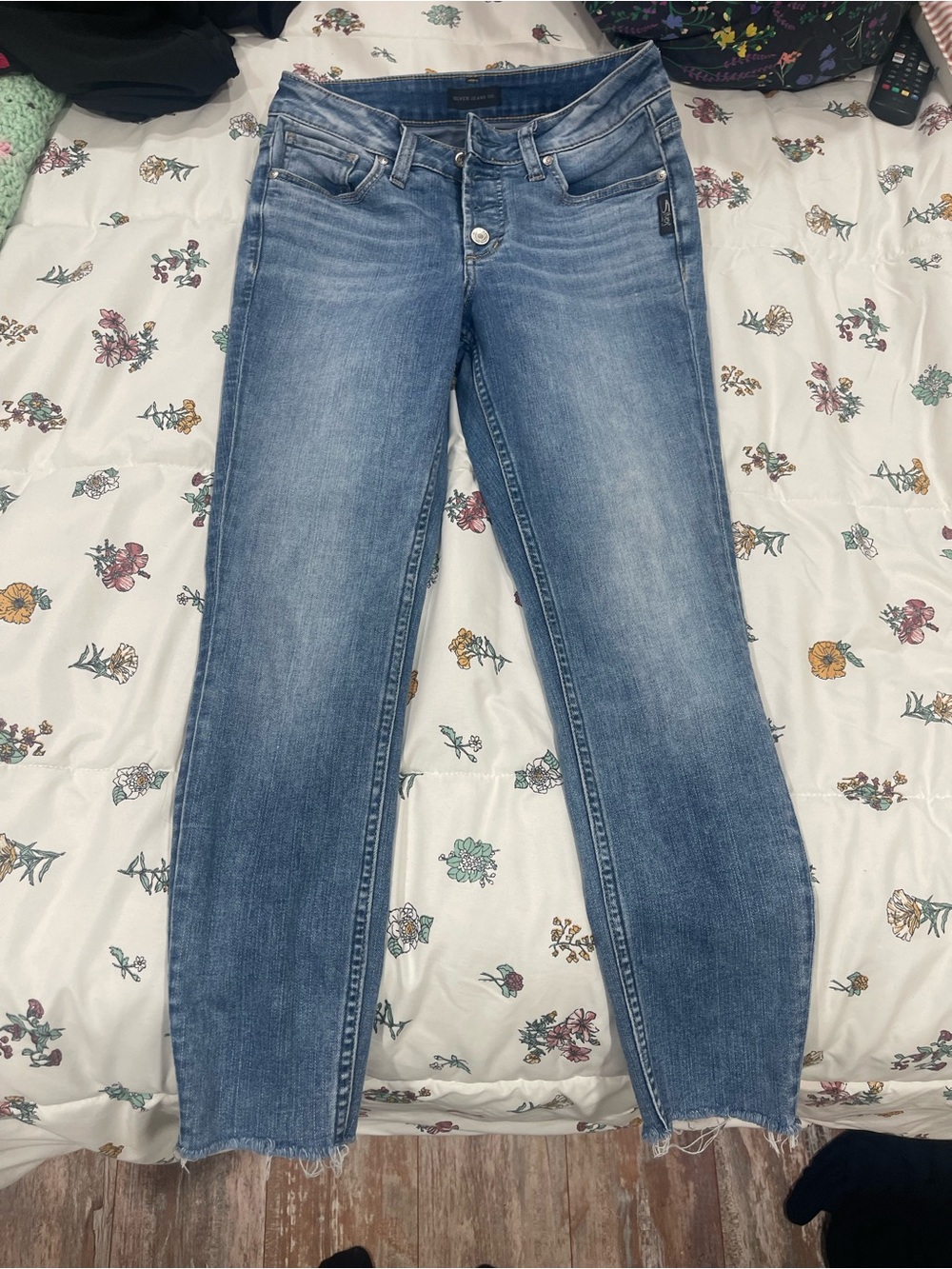 Silver Jeans Women's Midwash Cropped Slim Straight Ankle Jeans